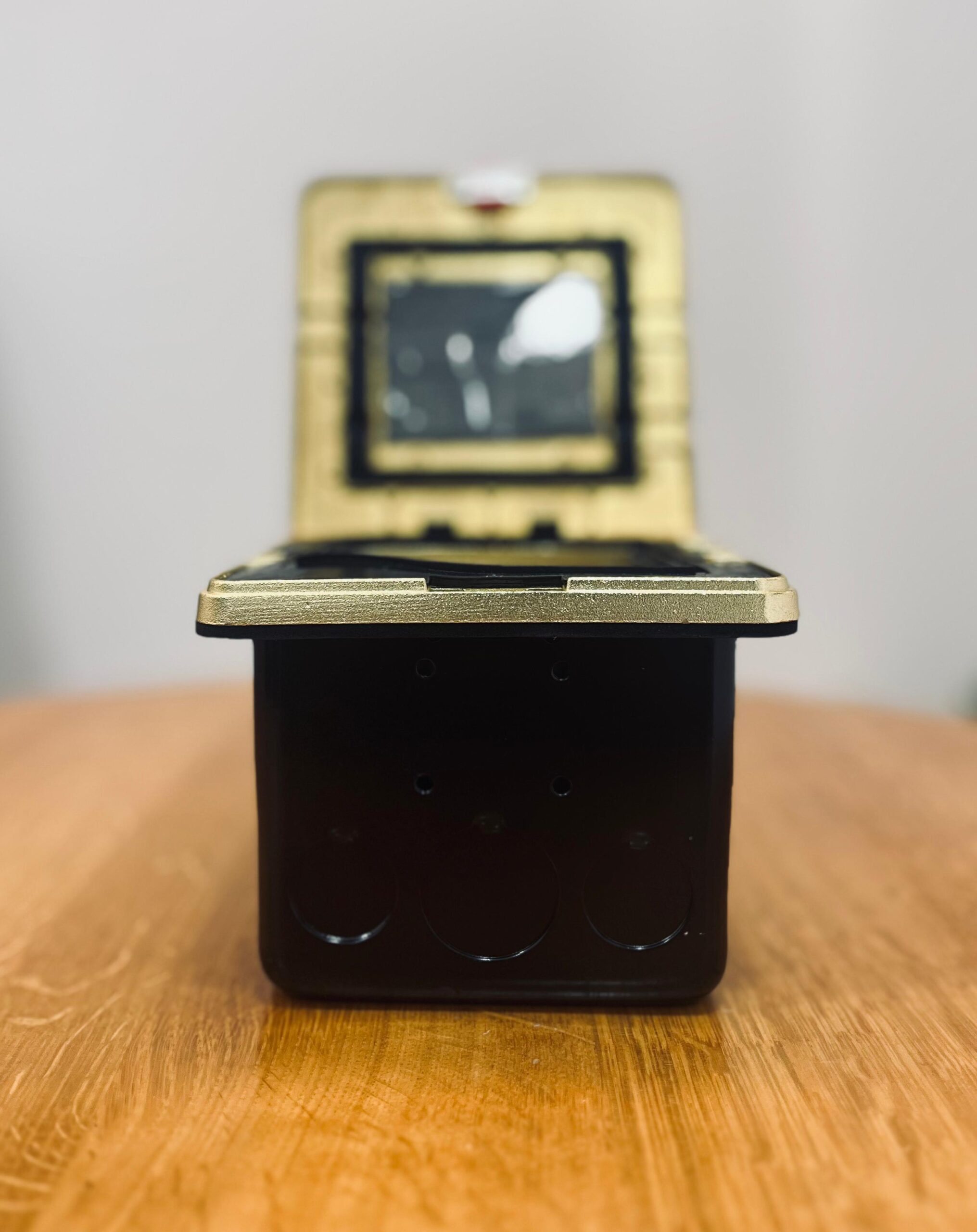 GOWEL IP55 13A SINGLE FLOOR SOCKET W/SWITCH SQUARE GOLD POP UP - Image 2