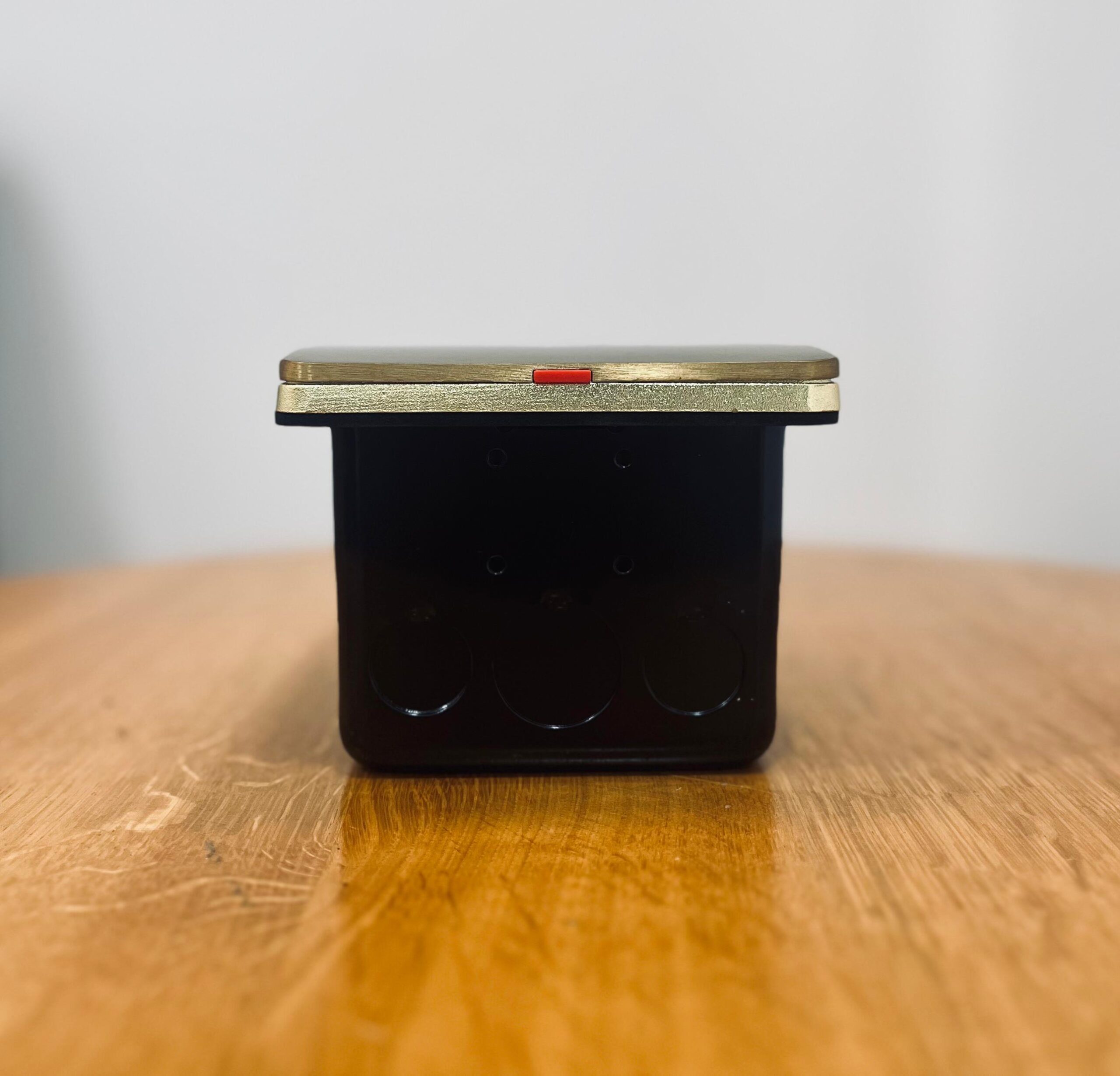 GOWEL IP55 13A SINGLE FLOOR SOCKET W/SWITCH SQUARE GOLD POP UP - Image 9