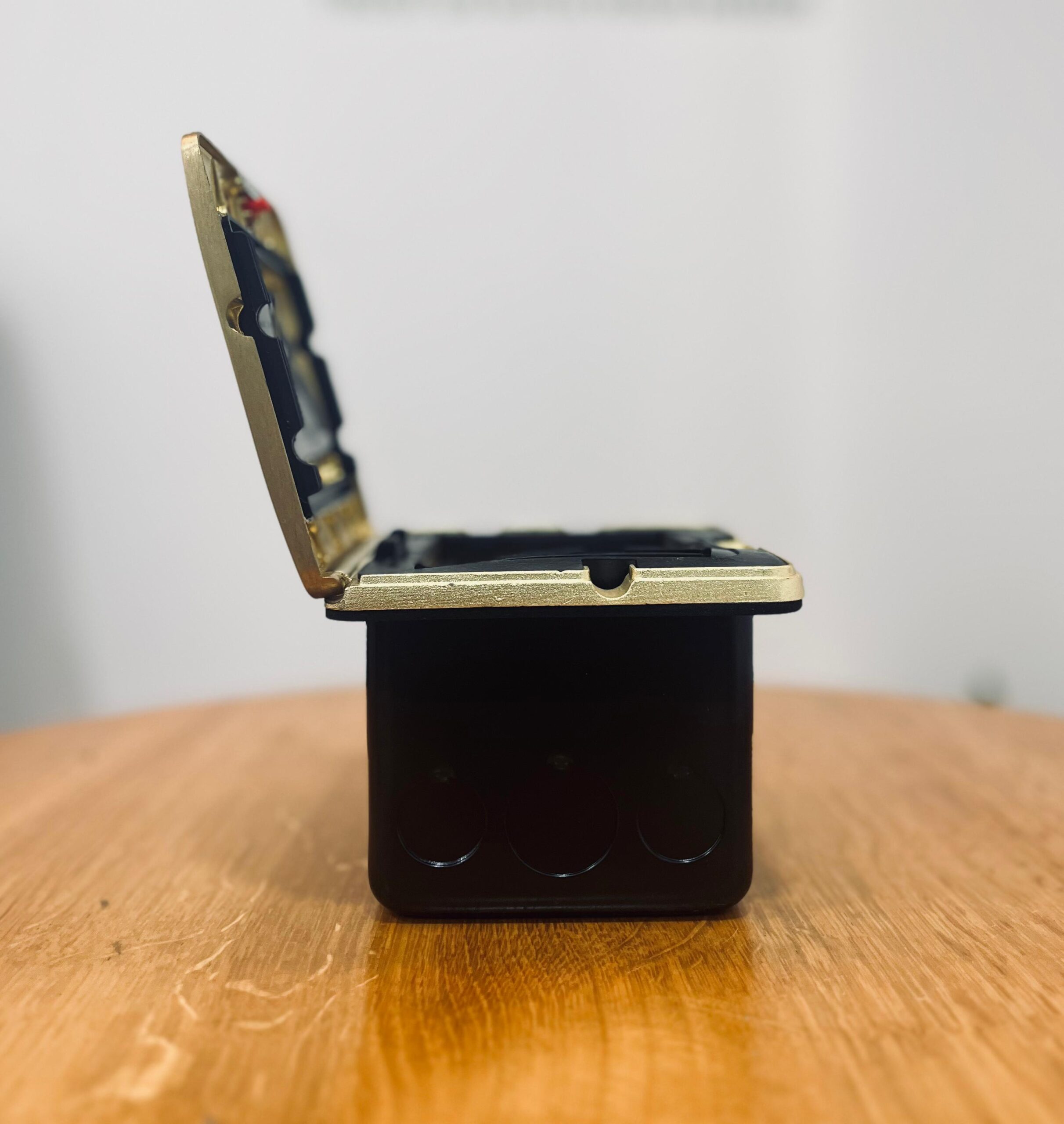 GOWEL IP55 13A SINGLE FLOOR SOCKET W/SWITCH SQUARE GOLD POP UP - Image 4