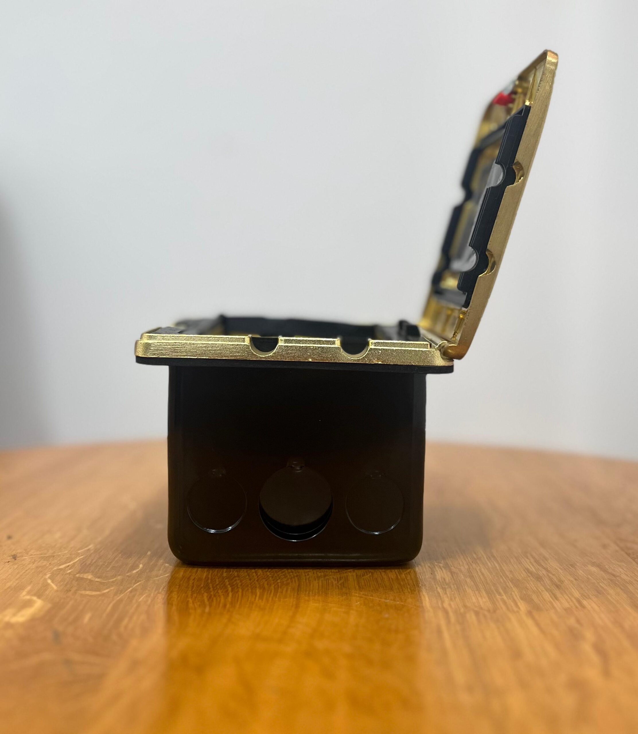 GOWEL IP55 13A SINGLE FLOOR SOCKET W/SWITCH SQUARE GOLD POP UP - Image 3