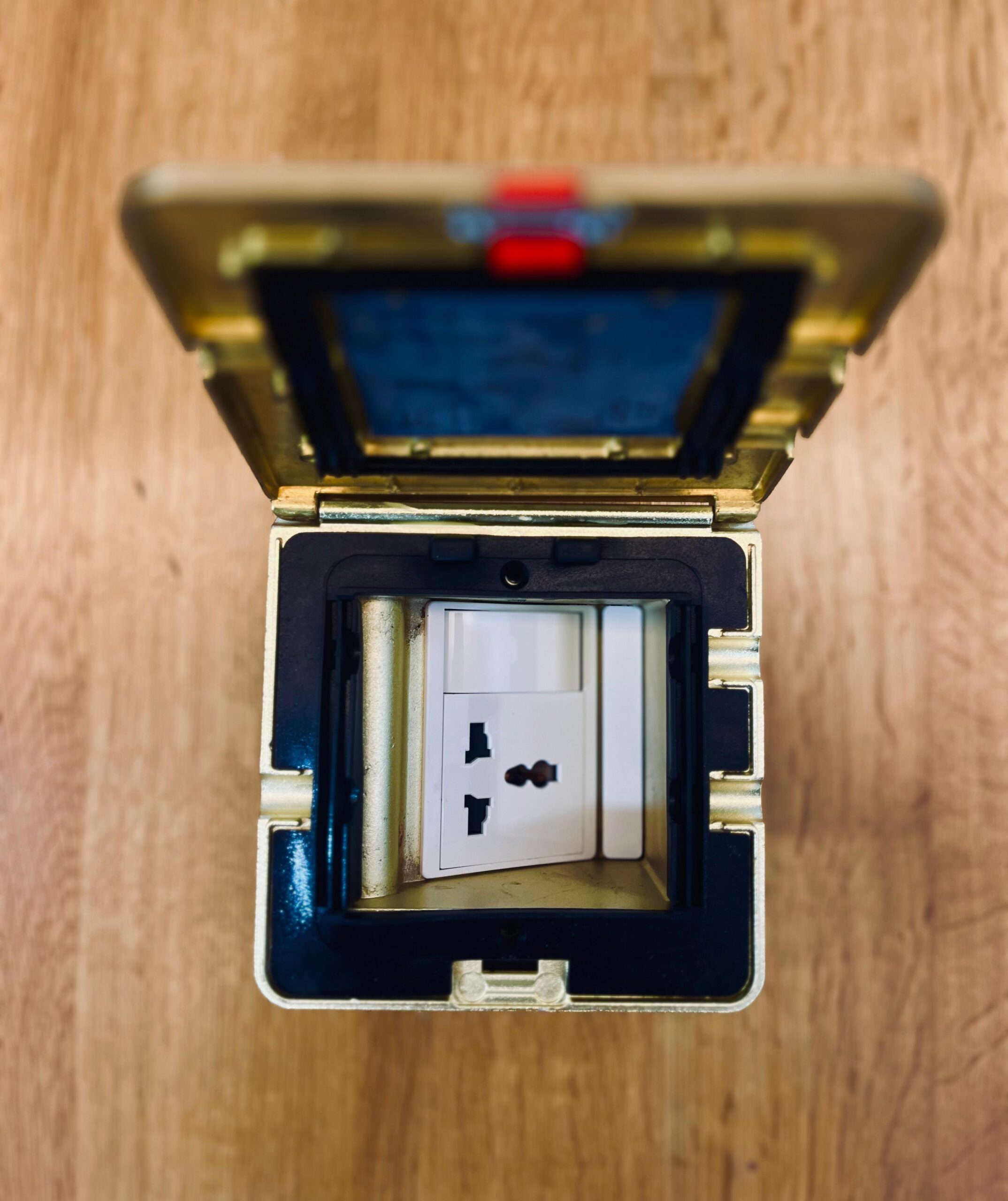 GOWEL IP55 13A SINGLE FLOOR SOCKET W/SWITCH SQUARE GOLD POP UP